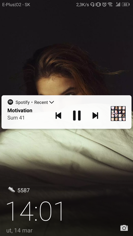 here it works ONLY when you hit the Pause button for going back, forward button as play/pause, and hitting art album will give you forward button
