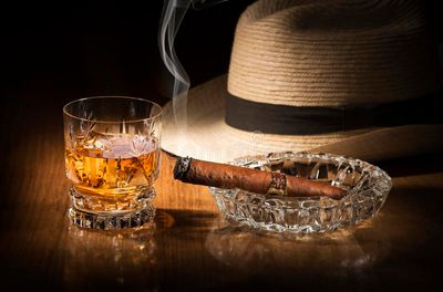 whiskey-cigar-29044285.jpg